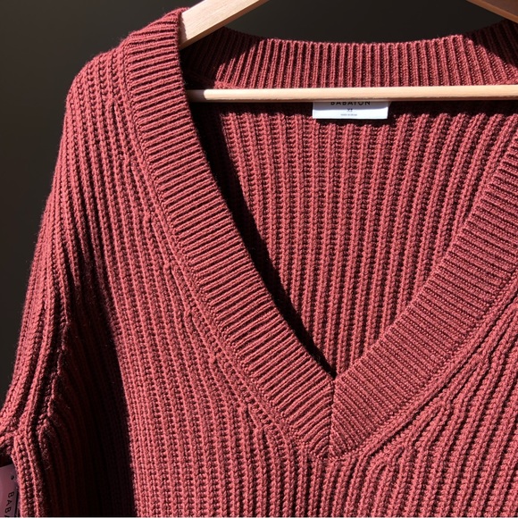 BNWT Aritzia Babaton Rich Cooper Roger Sweater Long V-neck Merino Wool Sweater - Picture 13 of 16